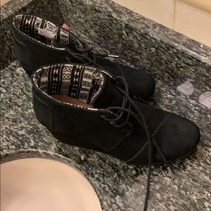 Toms Dessert Black Wedges